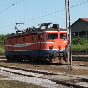 Željeznice Srpske: Lokomotiva naletjela na vozilo na prelazu, nema povrijeđenih (FOTO)