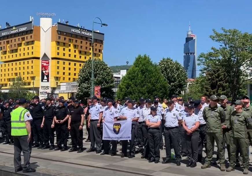 “Nemamo novca da dođemo na posao” Protest u Sarajevu, nezadovoljni policajci traže bolje uslove rada (VIDEO)