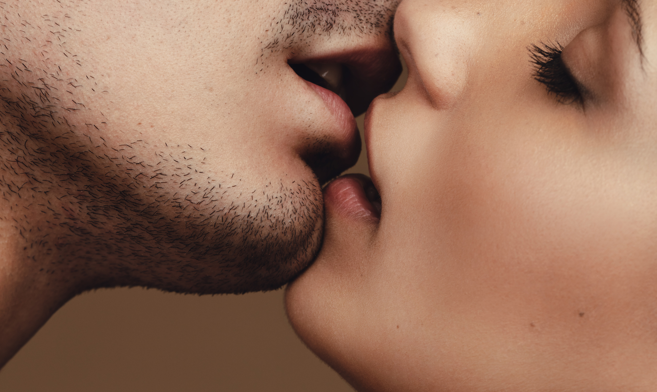 Dugin poljubac – seks trend koji ili uzbuđuje ili užasava