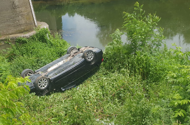 Automobil sletio u korito rijeke, povrijeđena jedna osoba