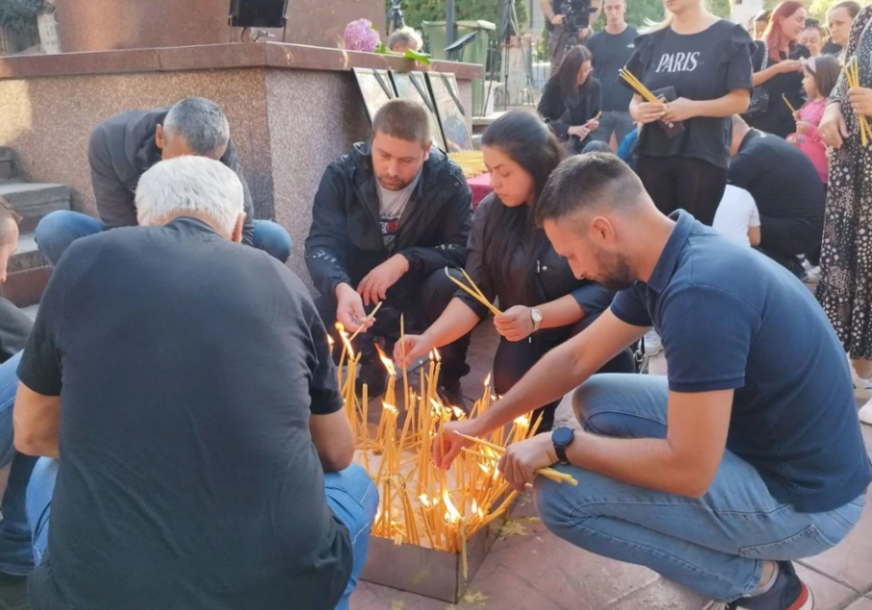 Tužni prizori na Kosovu: Okupljeni građani pale svijeće za svoje stradale sunarodnike