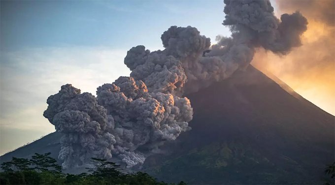 Erupcija vulkana u Indoneziji: Tone vrelog pepela prekrile sela i gradove (VIDEO)