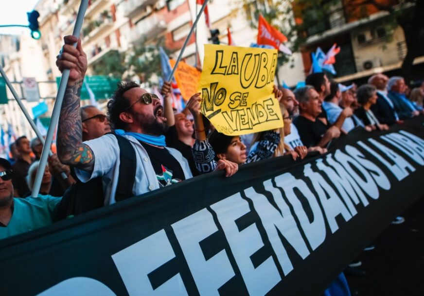 Veliki protesti u Argentini: Stotine hiljada ljudi na ulicama zbog rezova u budžetu (VIDEO)