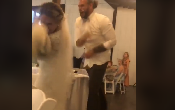 “Traži papire za razvod” Snimak sa svadbe na kojoj je mladoženja “roknuo mladu tortom” potpuno je zgrozio ljude (VIDEO)