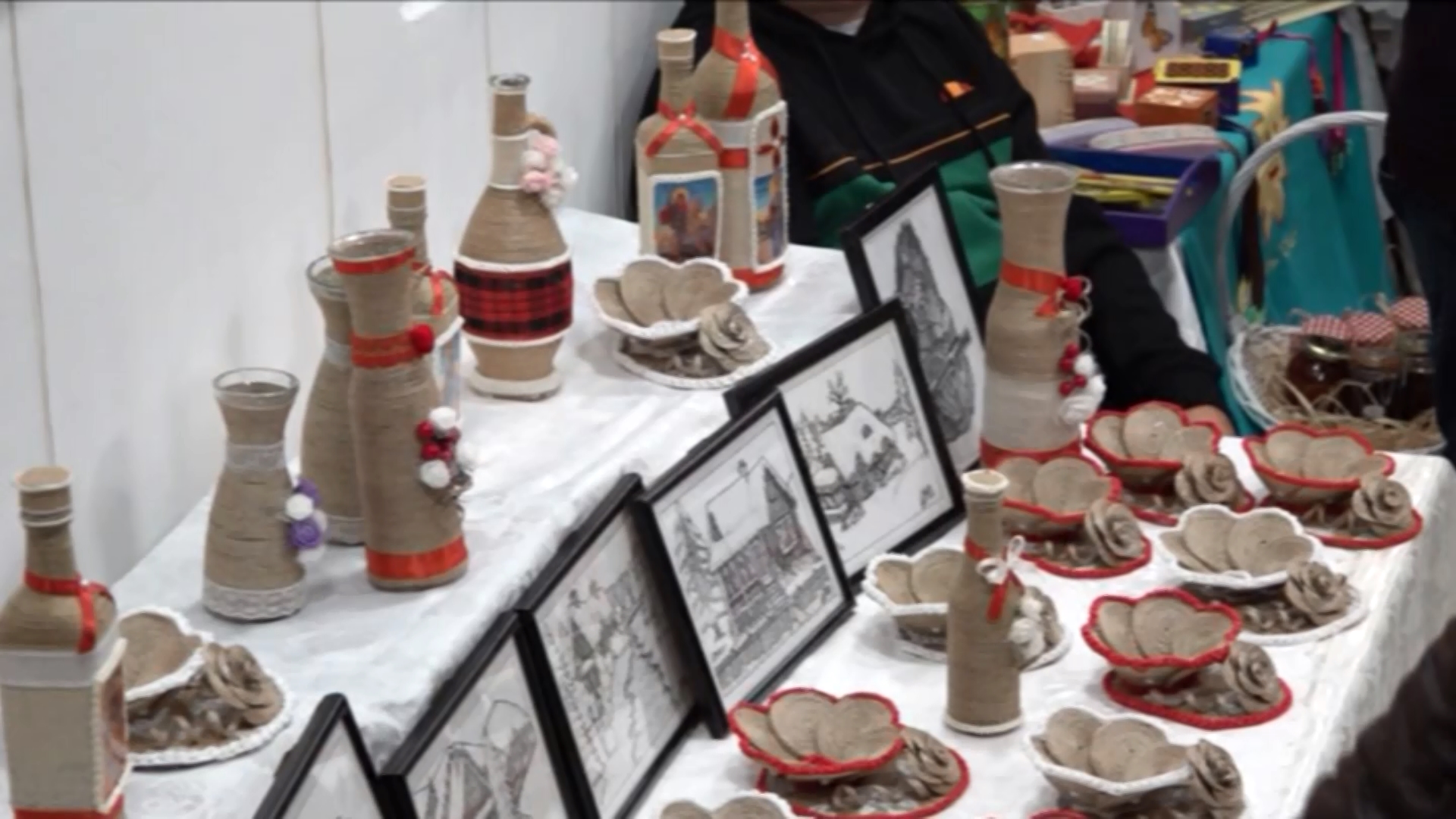 Na Palama otvorena humanitarna izložba ručnih radova, cilj njegovanje srpske kulture (VIDEO)