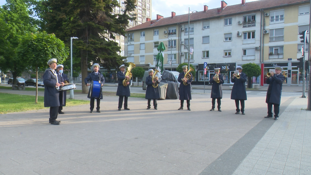Građane Doboja za 1. maj budio duvački orkestar (VIDEO)