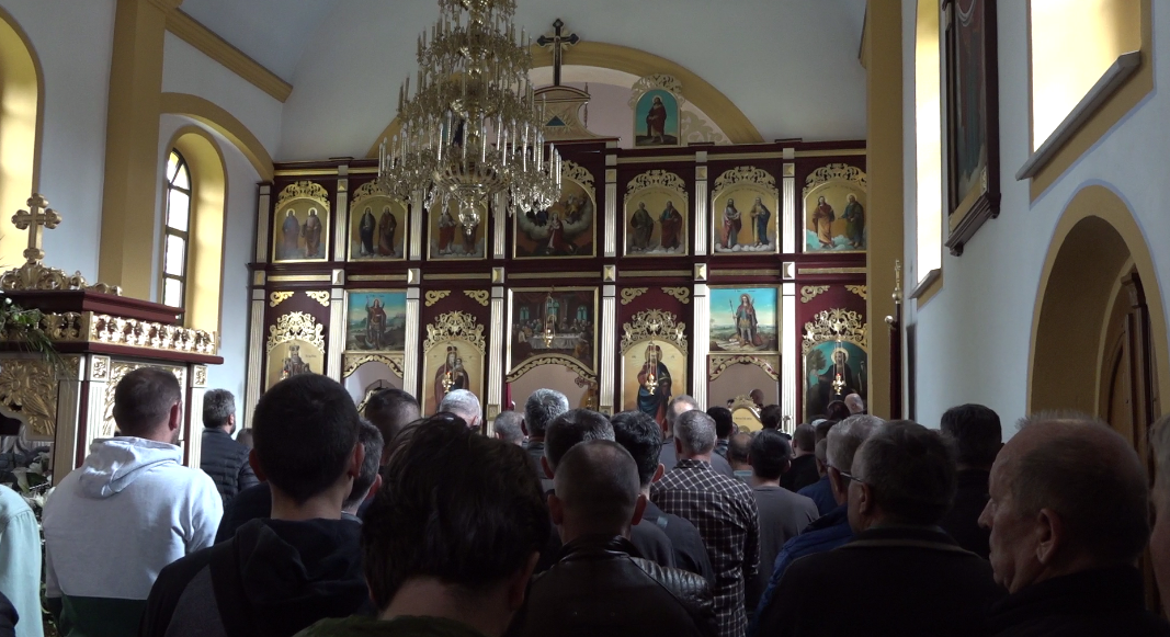 Veliki petak u Prnjavoru: Bogosluženjem i iznošenjem Plaštanice vjernici se poklonili Hristovom stradanju (FOTO/VIDEO)