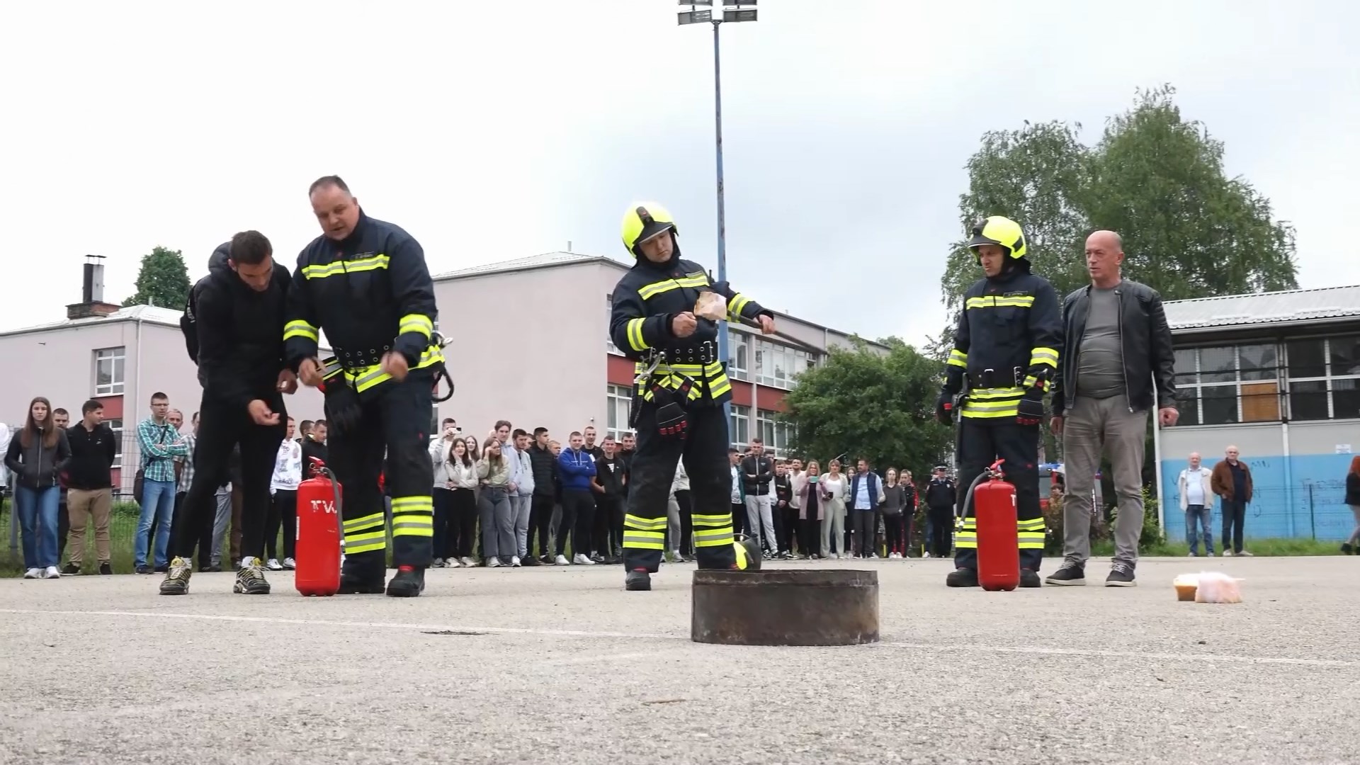 Vježba evakuacije u Srednjoškolskom centru u Tesliću (FOTO/ VIDEO)