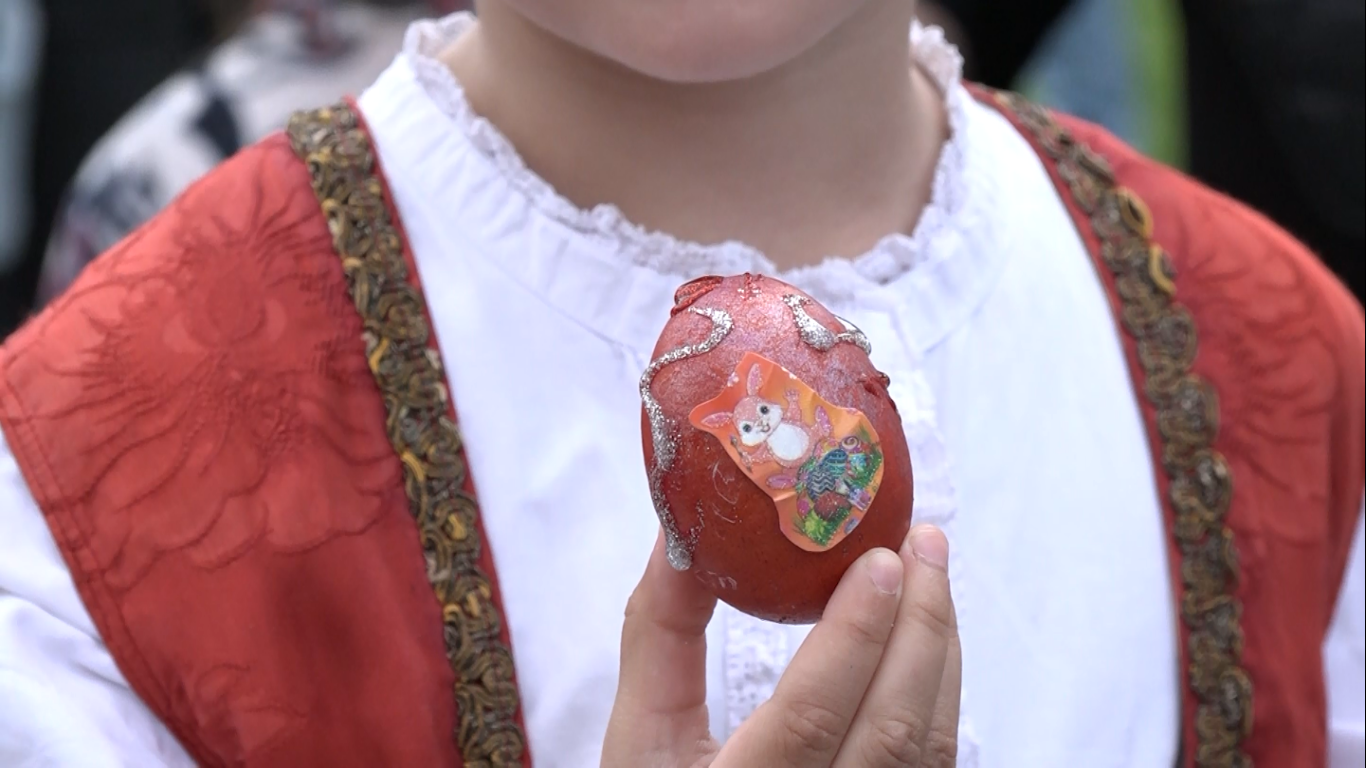 Banjaluka se sprema za Vaskrs, najmlađi ukrašavali Vaskršnja jaja (VIDEO)