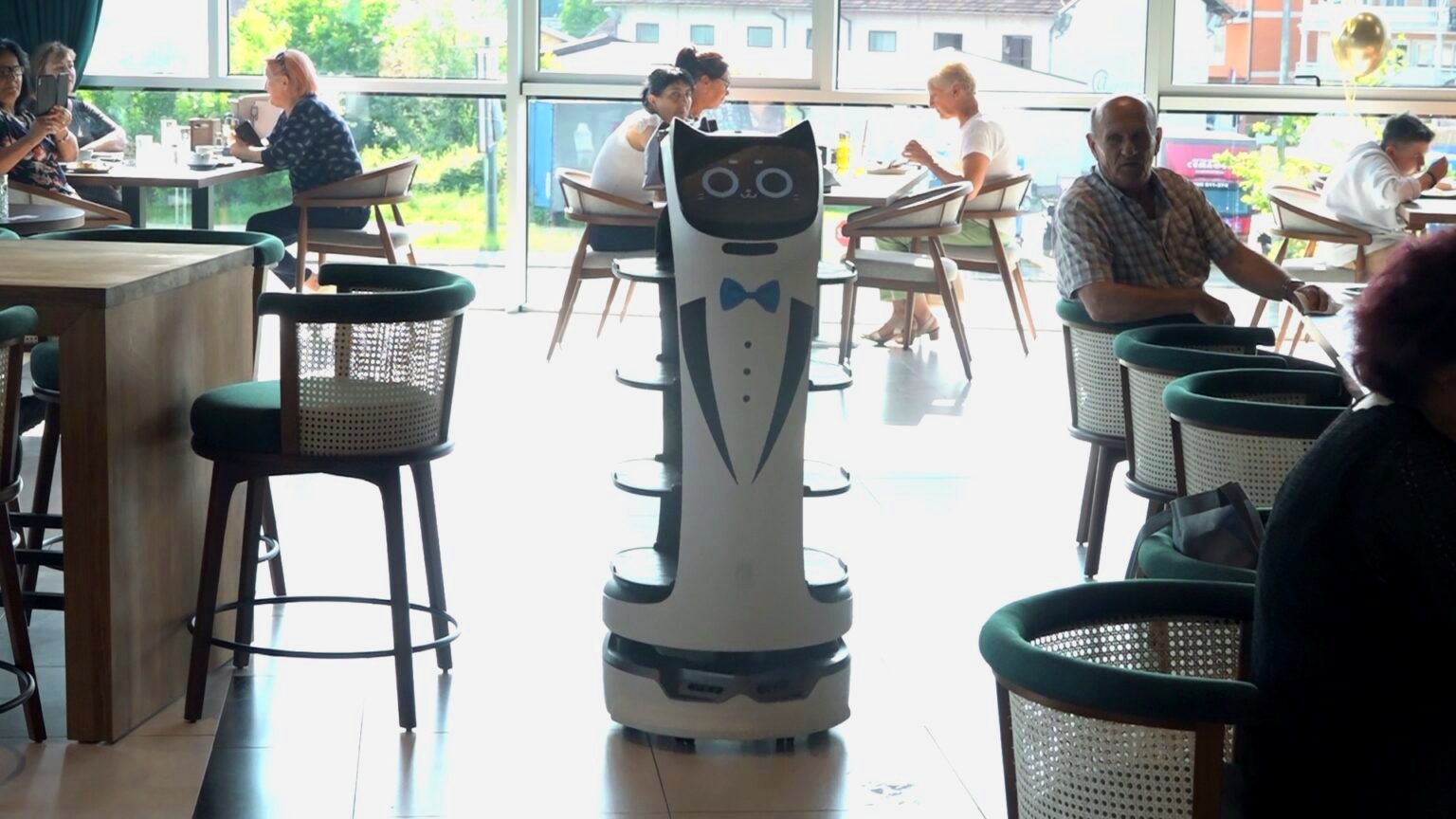 Prvi robot- konobar u Kort kafe restoranu u Derventi – Početak dana TV K3 (VIDEO)