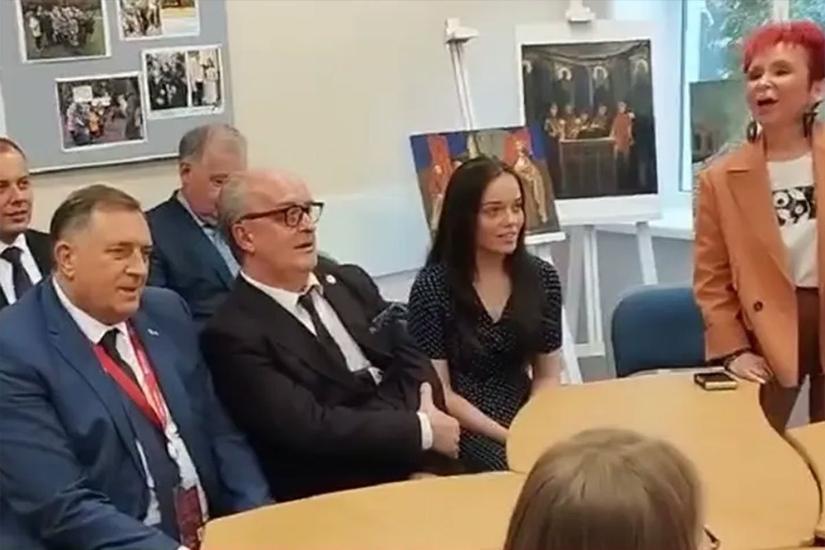 Učenici ruske škole zapjevali Dodiku: “Ružo rumena” (VIDEO)
