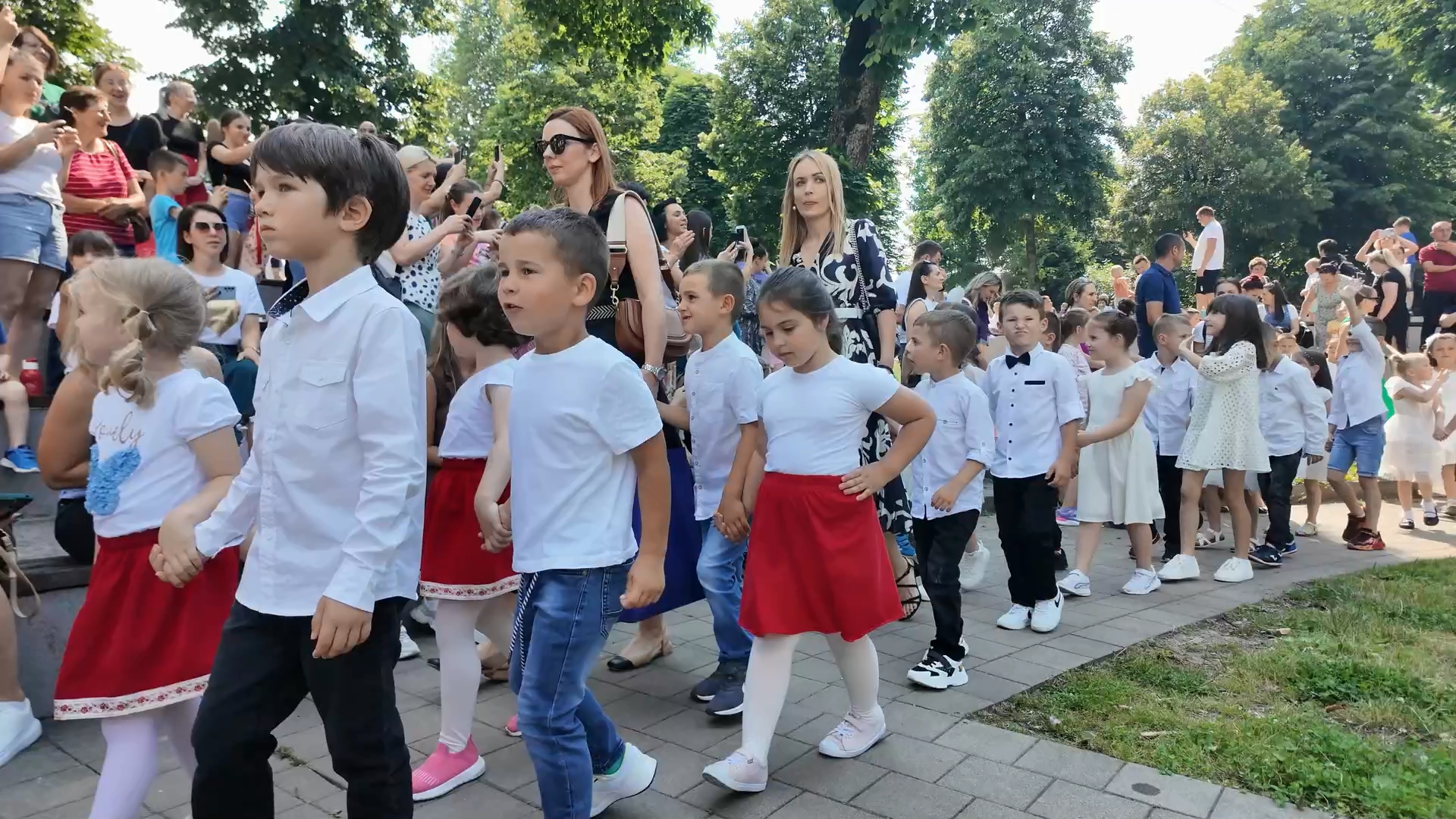 Više od stotinu mališana učestvovalo na završnoj manifestaciji vrtića “Palčić” u Tesliću (FOTO)