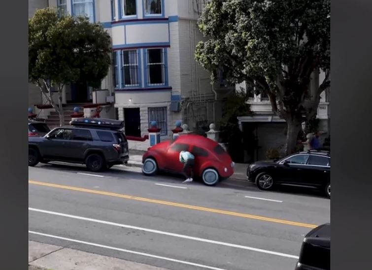 Muškarac na urnebesan način pokazao kako čuva parking mjesto, pljušte komentari (VIDEO)