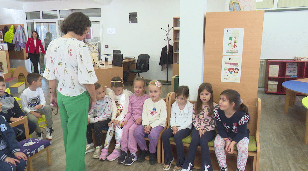 Biblioteka u Doboju nastavila sa aktivnošću besplatnog upisa učenika prvog razreda (FOTO/VIDEO)