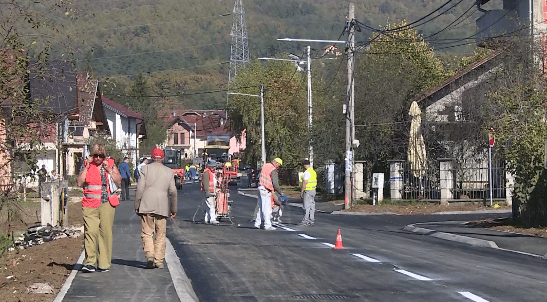 Završni radovi na saobraćajnici u Česmi, mještane obišao i Stanivuković (FOTO/VIDEO)