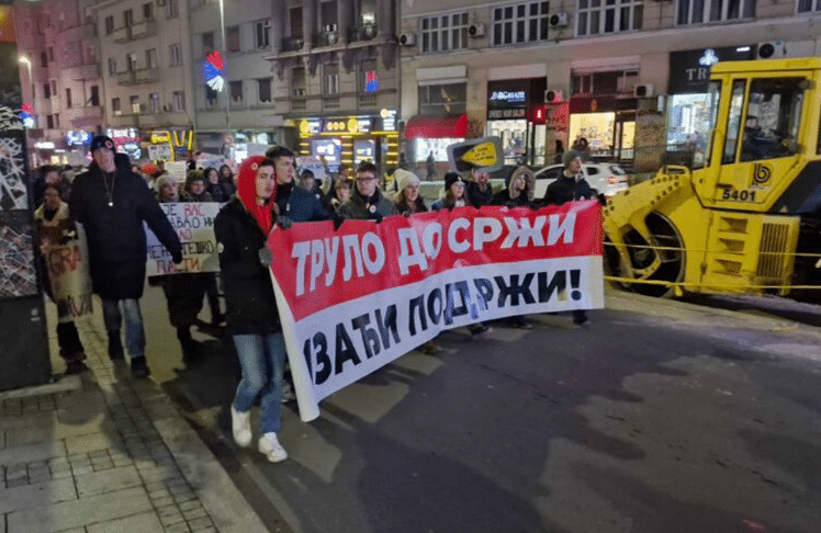 Studenti krenuli na protest ispred RTS-a, nose transparent “Trulo do srži, izađi i podrži”