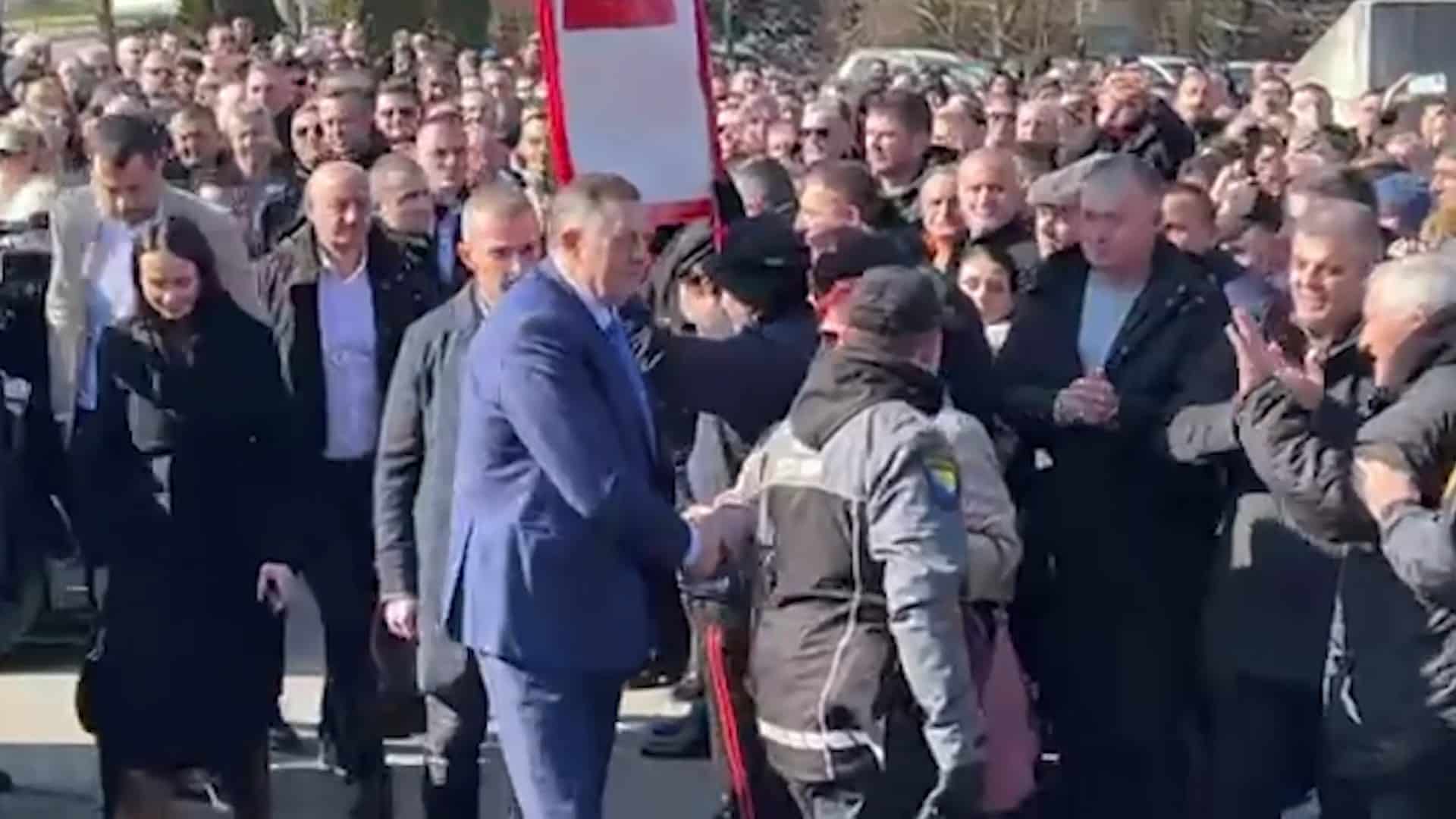 Velika podrška Dodiku pred iznošenje završnih riječi u Sudu BiH (VIDEO)