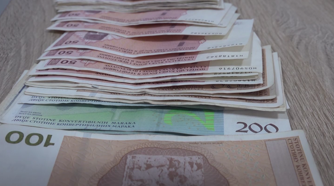 Neobična isplata u BiH privukla pažnju: Penzionerki 7.200 KM za obuku nove sekretarice