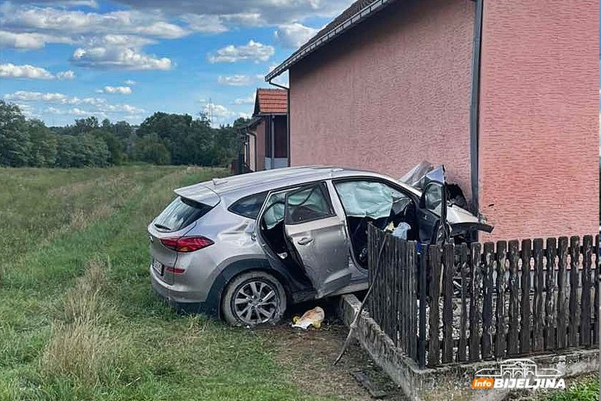 Nesreća u Bijeljini: Vozač poginuo, suvozač povrijeđen (FOTO)