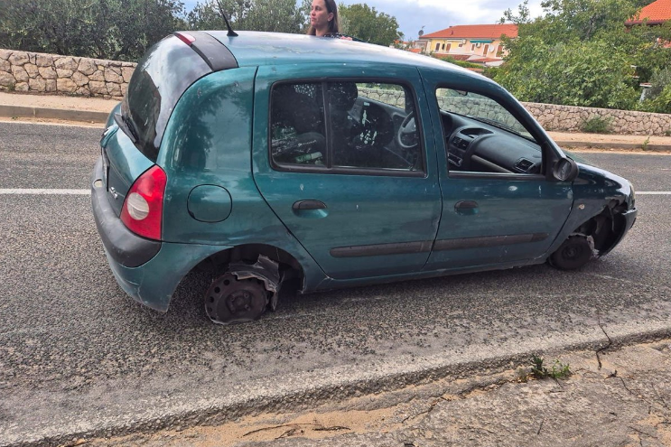 Nevjerovatna scena u Hrvatskoj: Vozila bez guma sa otvorenim gepekom (VIDEO)