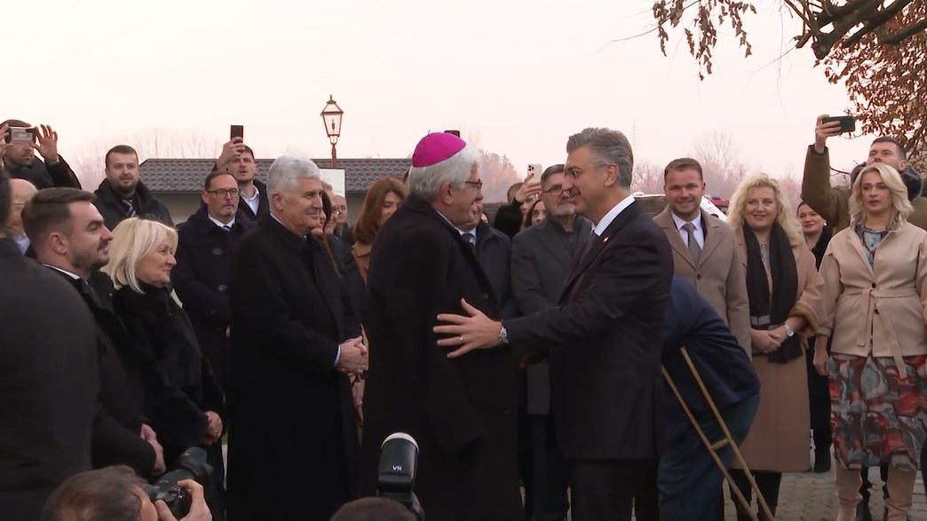 Reakcije na posjetu Plenkovića – Kako tumačiti srdačna rukovanja? (VIDEO)