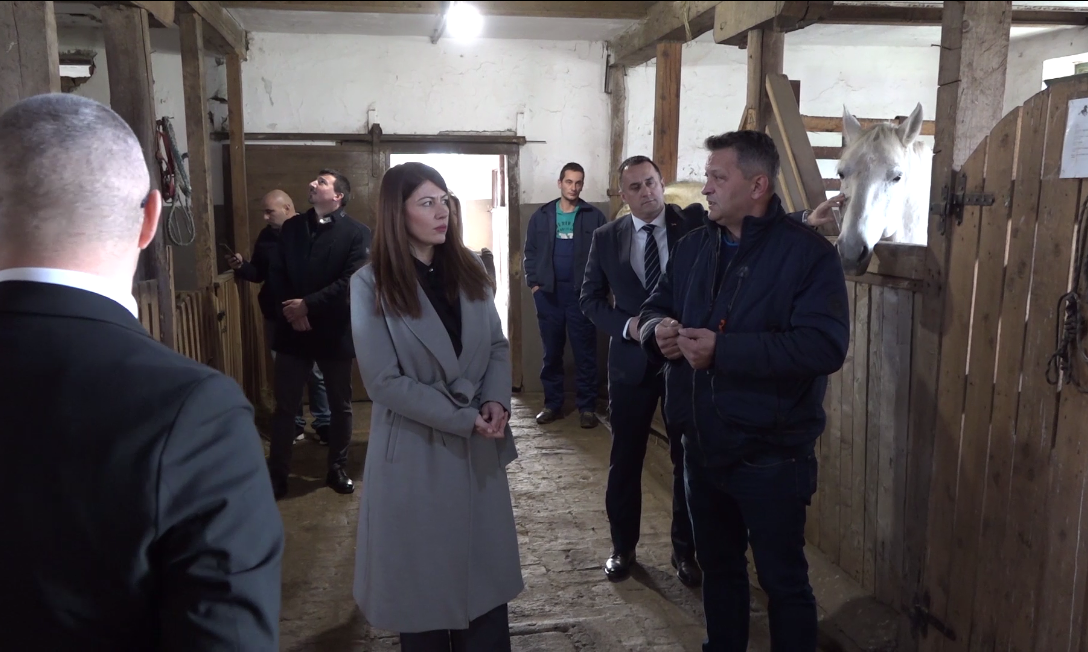 Kuzmićeva u Prnjavoru: Obišla gradilište nove mljekare i ergelu ”Vučijak” (VIDEO)
