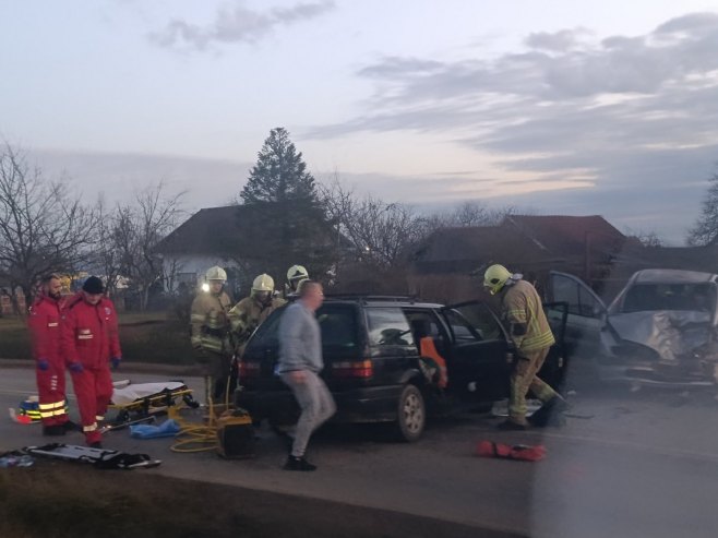 Saobraćajna nezgoda u Prijedoru, na terenu policija i vatrogasci