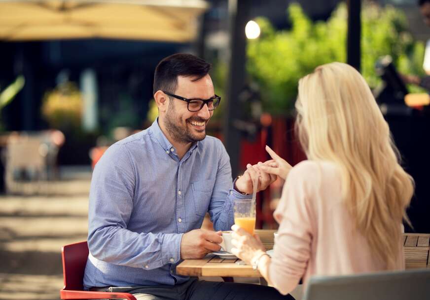 “Nisi kreten” Muškarac otišao na dejt sa djevojkom, pa skočio sa stolice i odjurio iz restorana