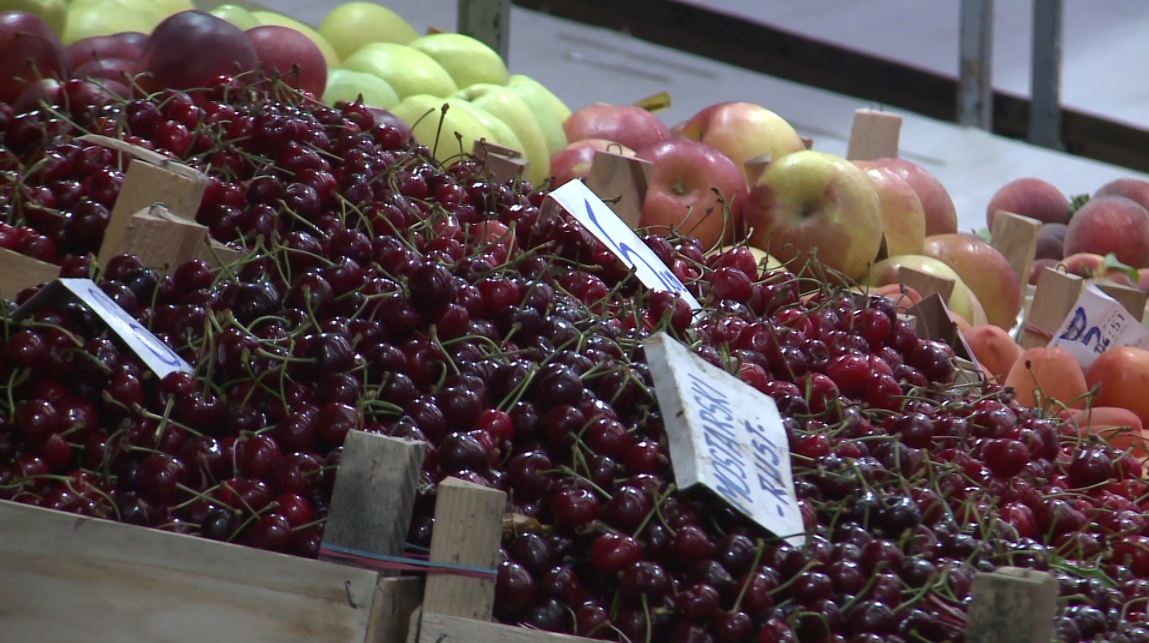 Na Tržici u Banjaluci trešnje i jagode tražena roba (VIDEO)