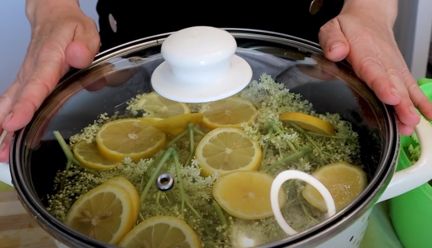 Recept za sok od zove: Uživaćete u zdravom i osvježavajućem napitku